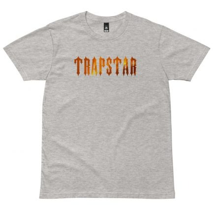 Camiseta Trapstar Fuego con diseño gráfico urbano en rojo y negro- lado frontal